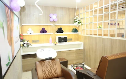 Naturals Salon image