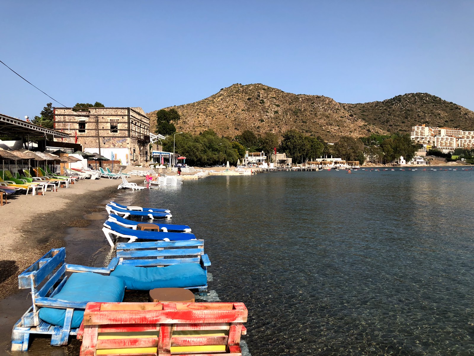 Foto von Zorba beach mit türkisfarbenes wasser Oberfläche