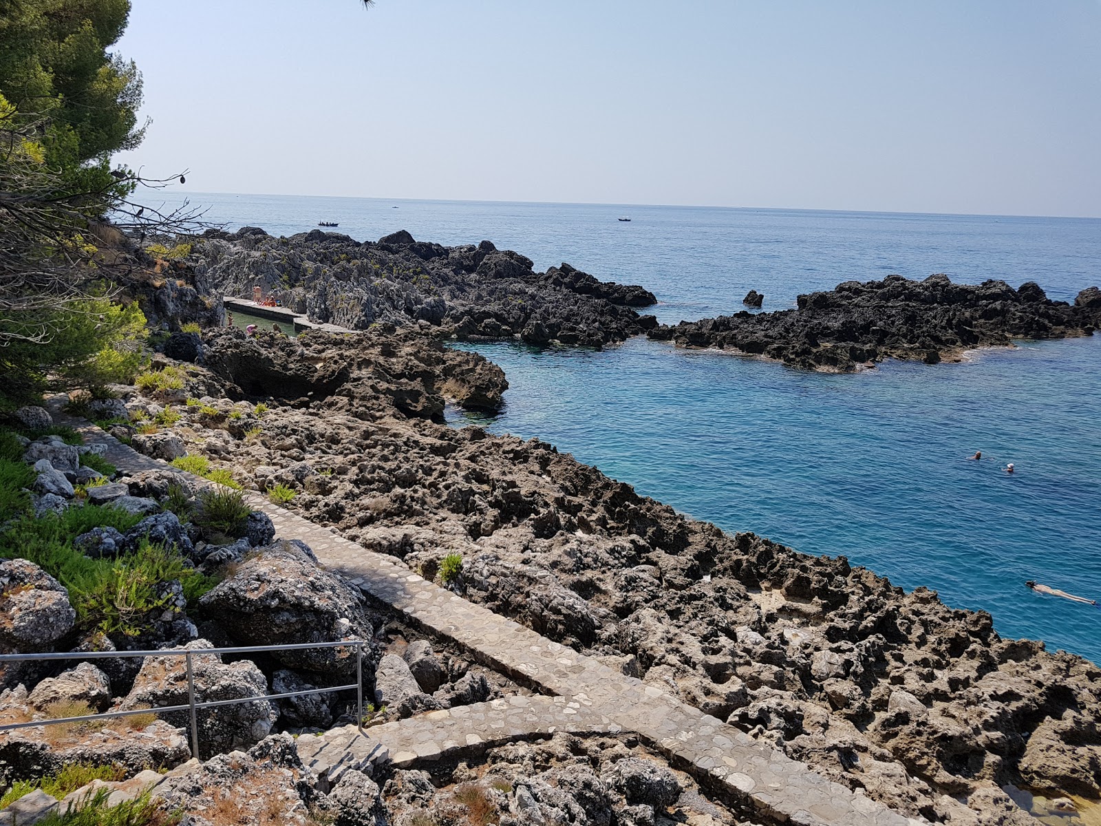 Photo of Cala Tunnara II with partly clean level of cleanliness