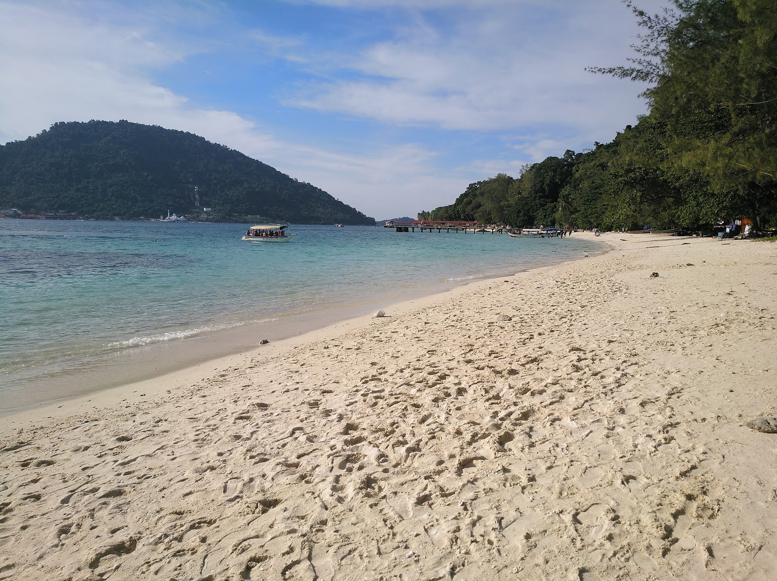 Foto av Teluk Keke Beach med lång rak strand