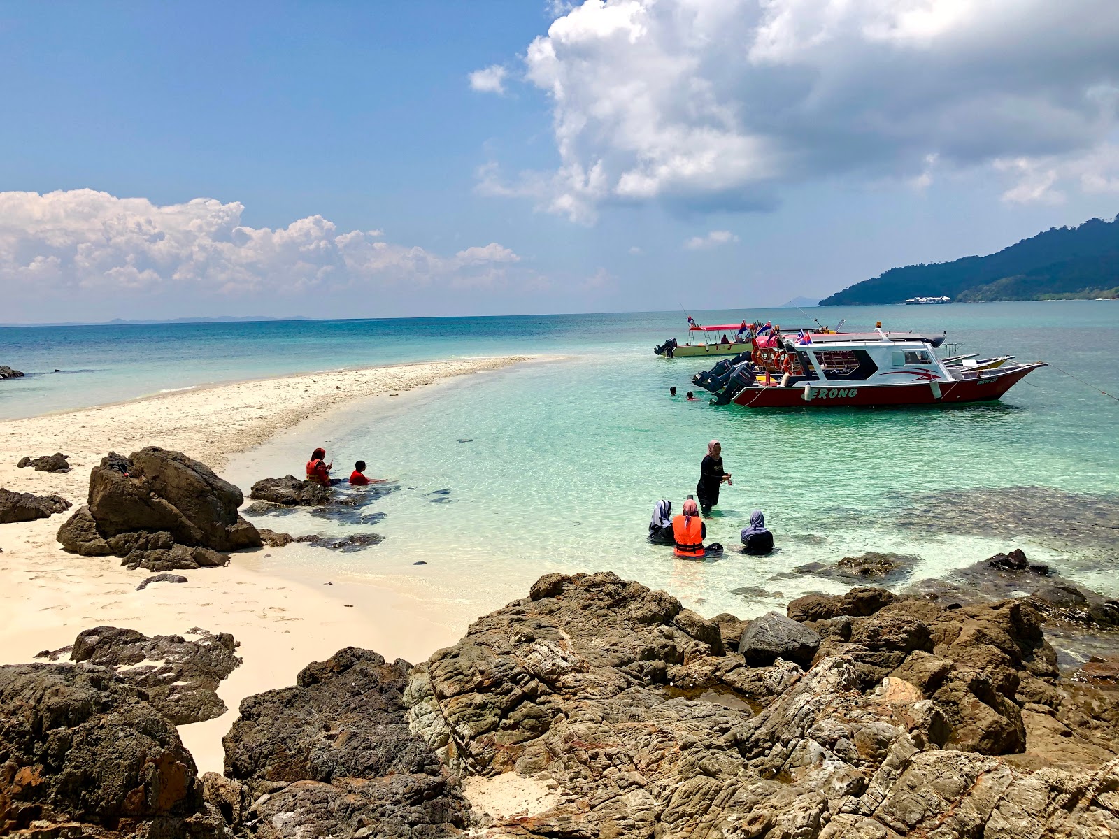 Fotografija Pulau Mentigi z svetel pesek površino
