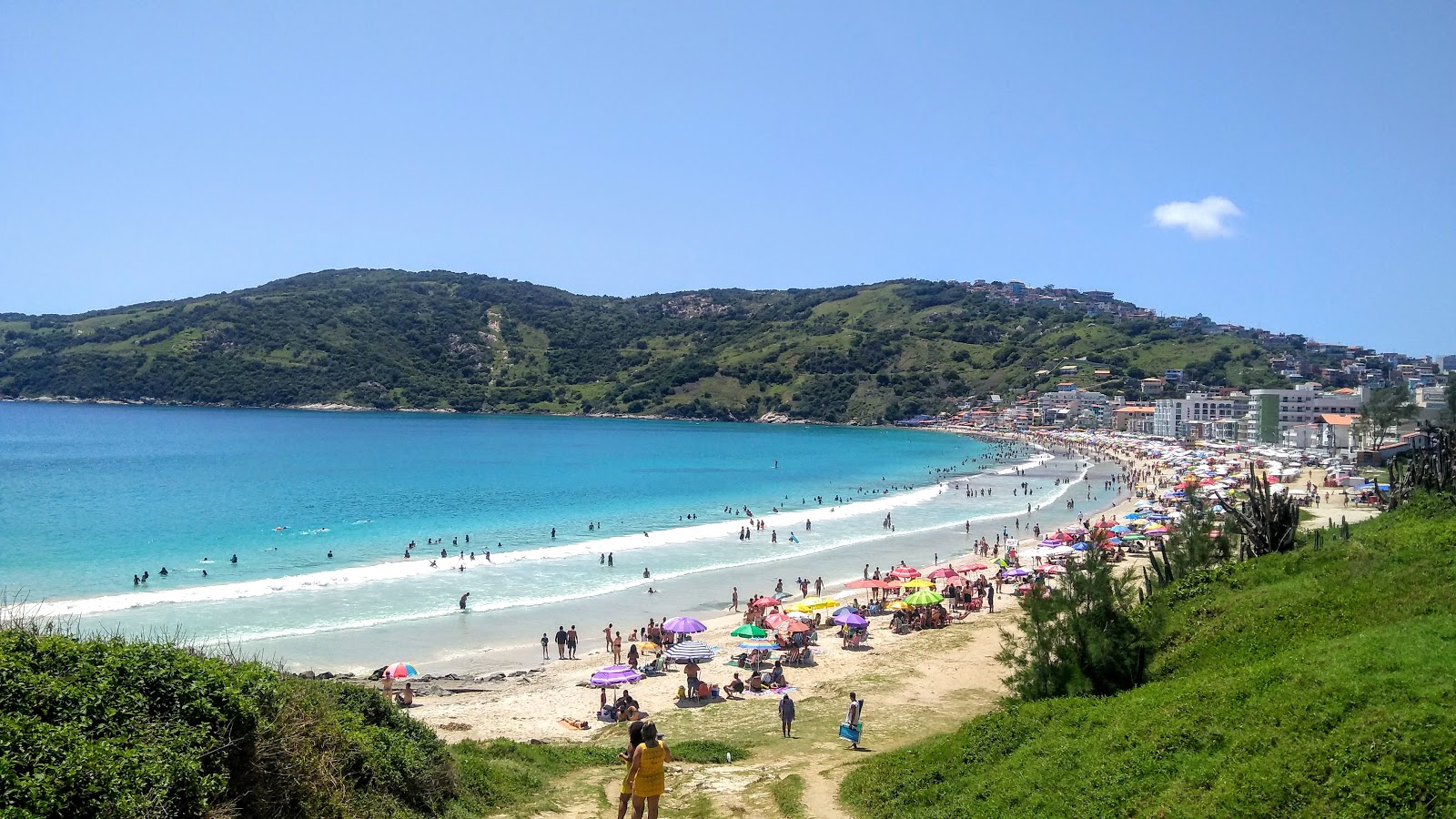 Photo of Arraial do Cabo beach with bright fine sand surface