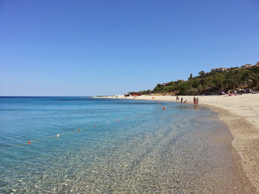 Foto von Turrati Beach mit lange, gerade küste