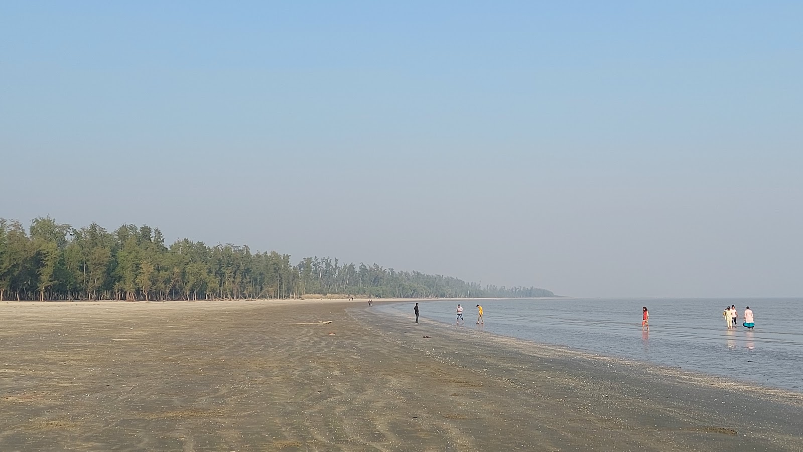Fotografija Hijli Sea Beach z svetel pesek površino