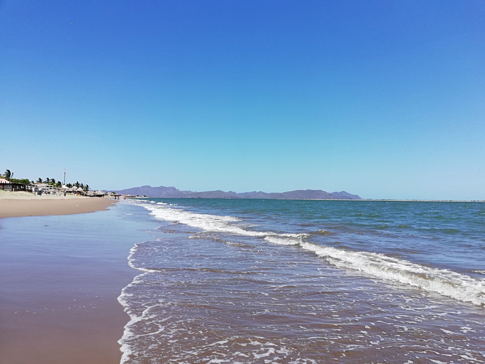 Foto de El Maviri beach con muy limpio nivel de limpieza