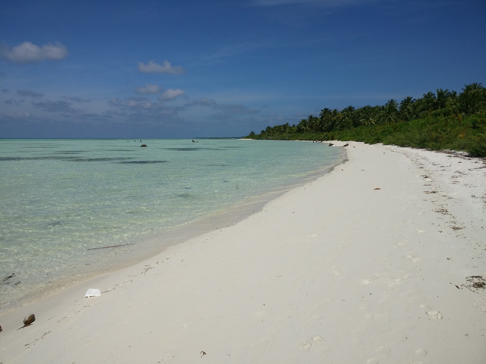 Foto van Ruhththibiran Beach met wit zand oppervlakte