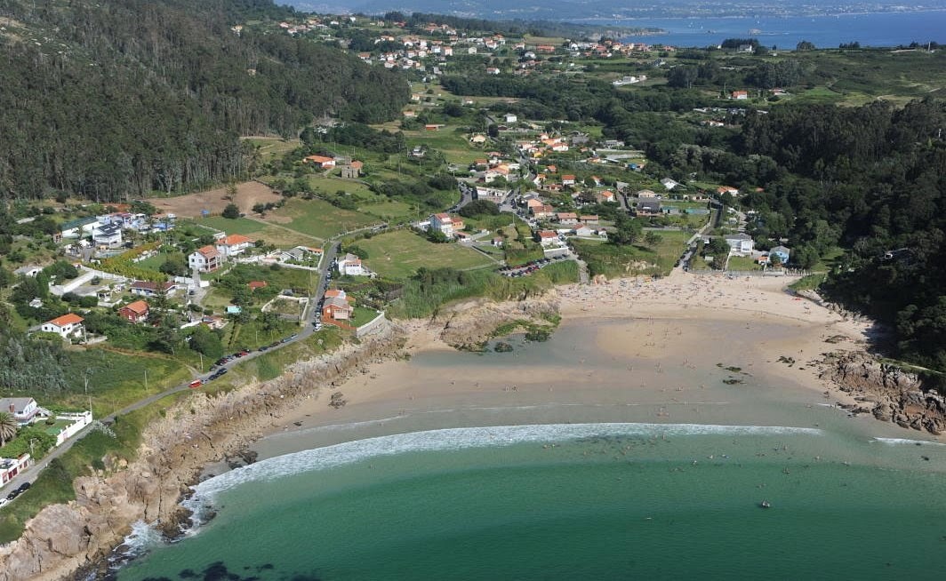 Fotografie cu Praia de Chanteiro - locul popular printre cunoscătorii de relaxare