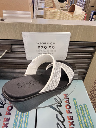 Shoe Store «DSW Designer Shoe Warehouse», reviews and photos, 635 E Boughton Rd, Bolingbrook, IL 60440, USA