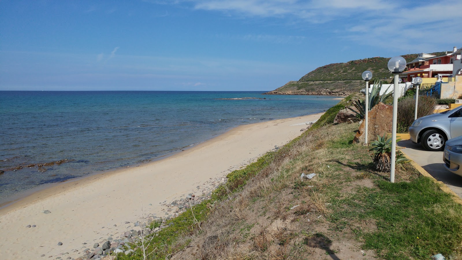 Foto di Spiaggia lu Bagnu e l'insediamento