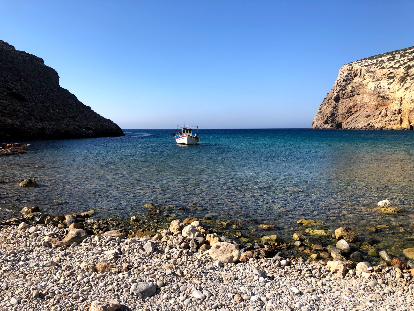 Valokuva Helatros Beach Kasos Greeceista. - suosittu paikka rentoutumisen tuntijoille