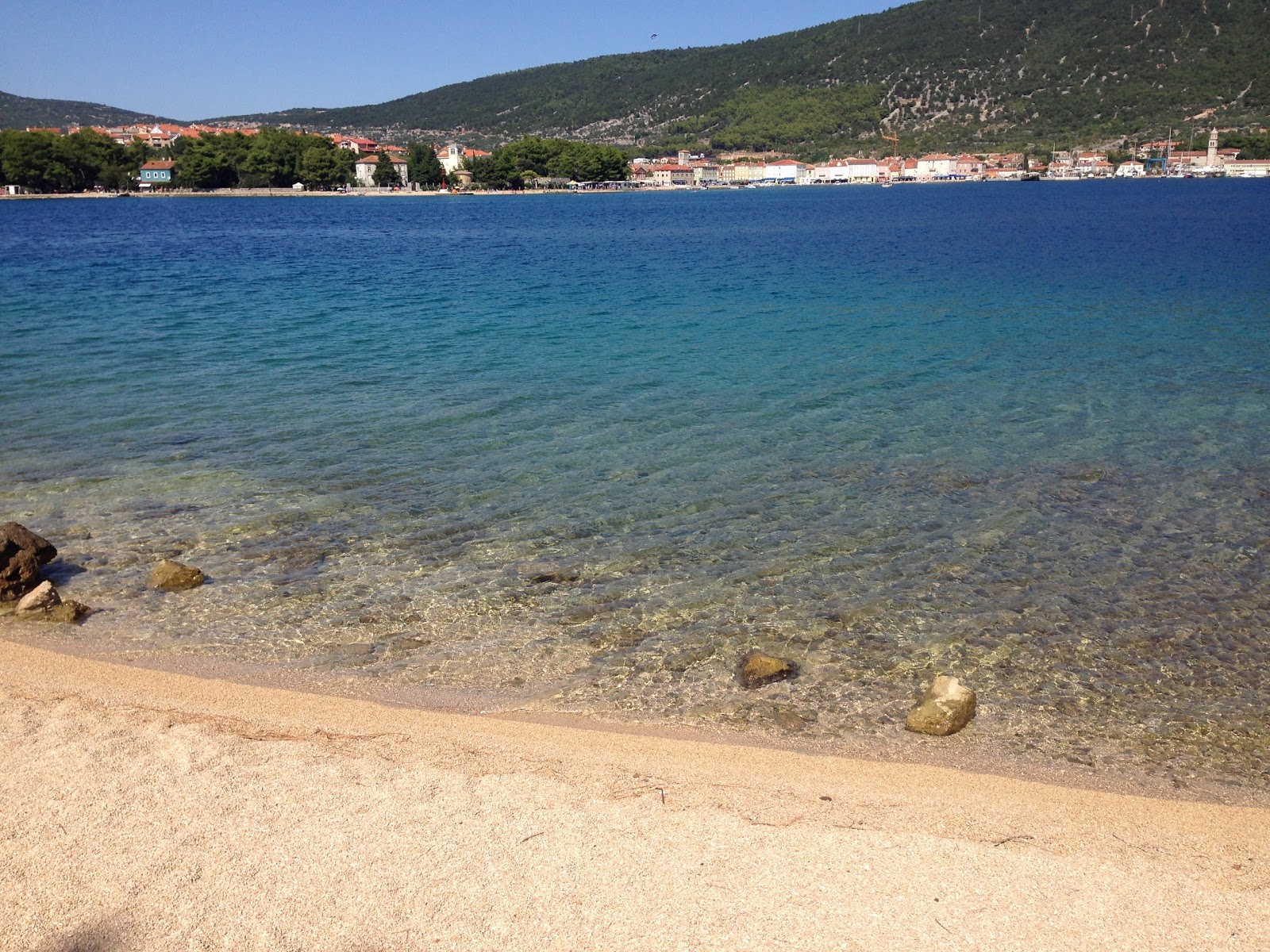 Foto de Drazica beach y el asentamiento