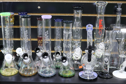 Tobacco Shop «The Hub Smoke Shop & Gifts», reviews and photos, 6410 N Oak Trafficway, Kansas City, MO 64118, USA