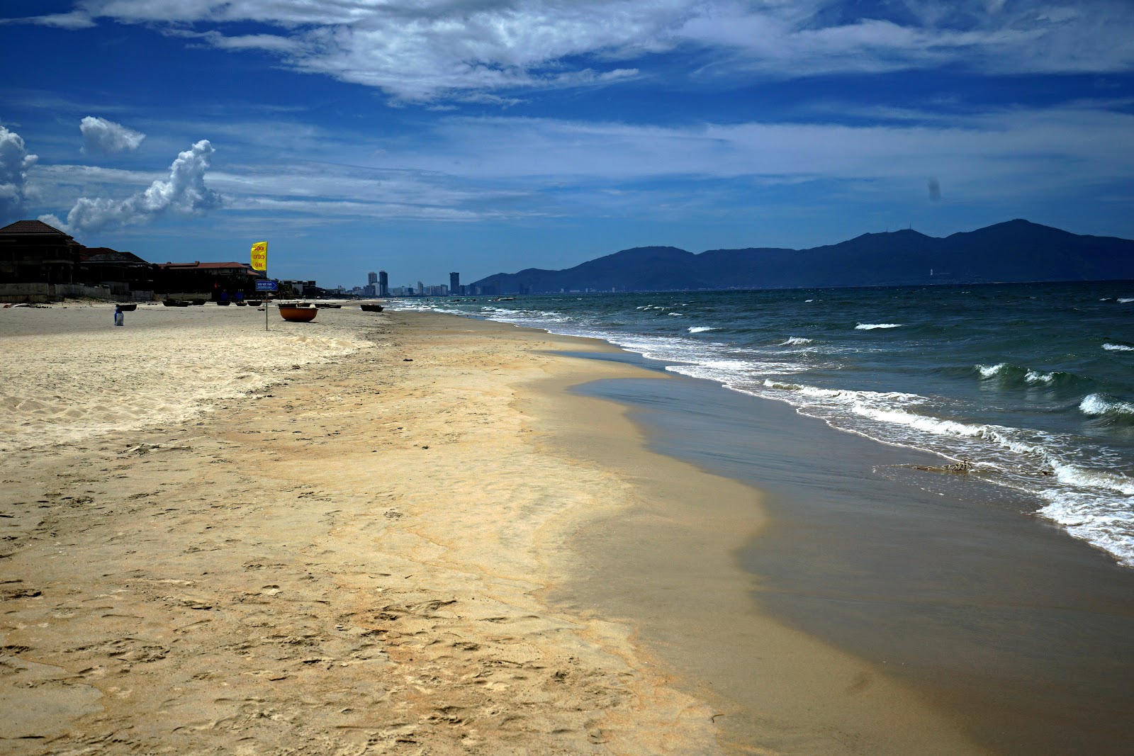Foto von Tan Tra Beach und die siedlung