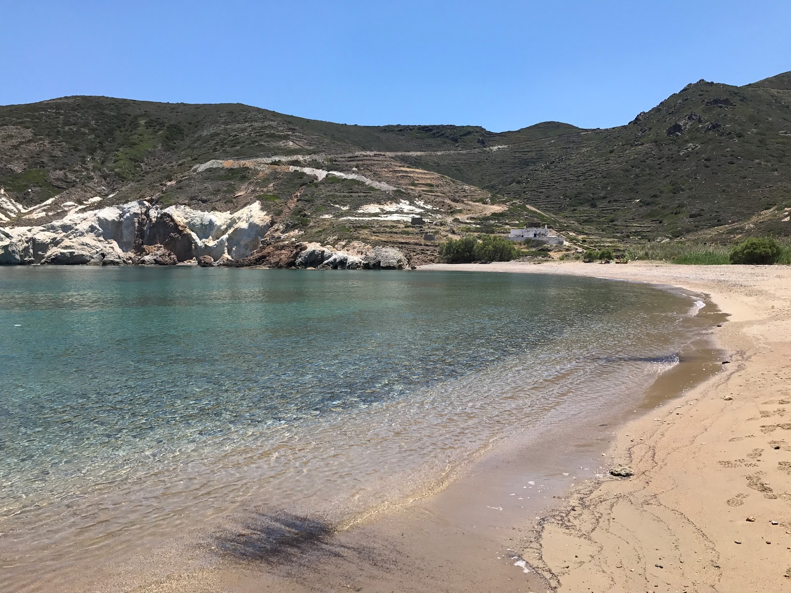 Foto de Paralia Monastiria com areia clara e seixos superfície