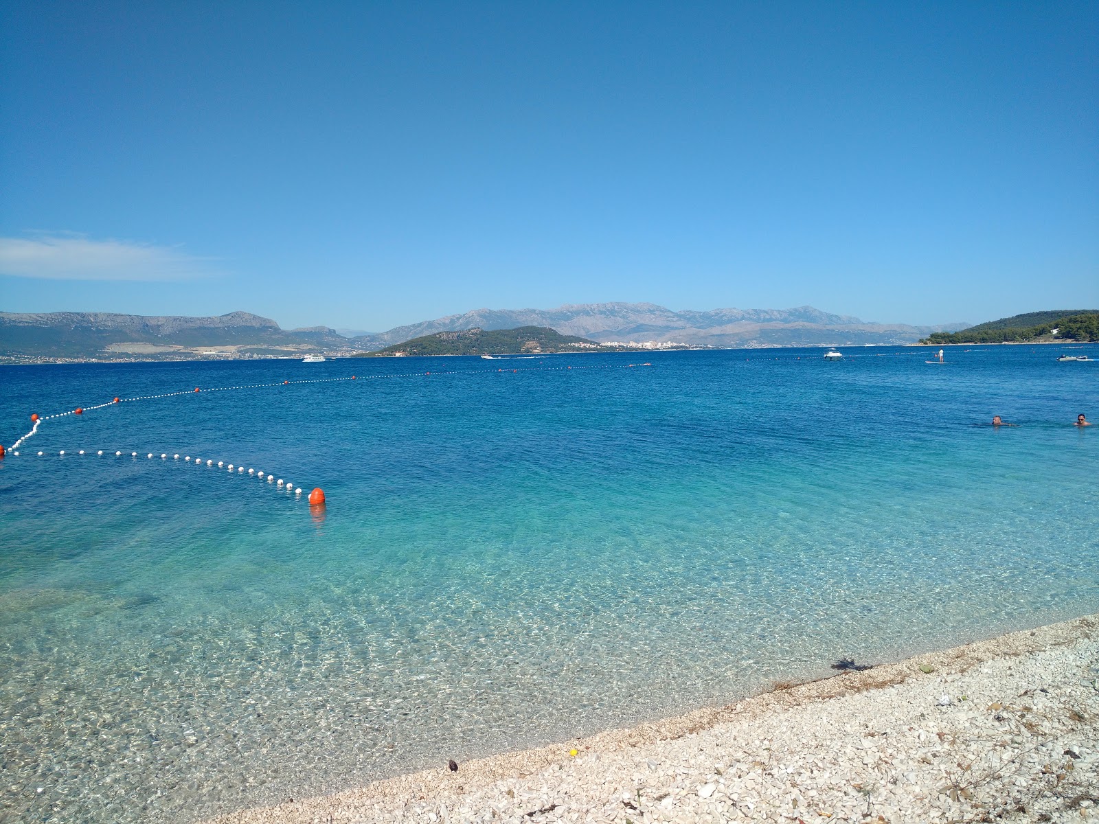 Foto von Slatine IV beach von Klippen umgeben