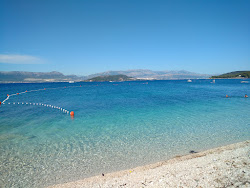Foto von Slatine IV beach von Klippen umgeben