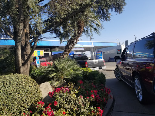 Belmont Car Wash & Marketplace en Fresno