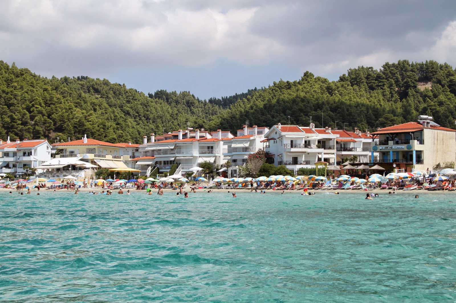 Foto van Skala Fourkas II met turquoise puur water oppervlakte