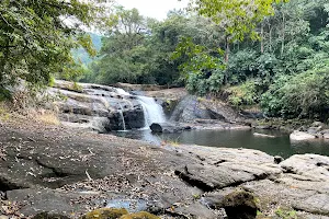 Ezhunilakuthu Waterfalls, Thommankuthu image