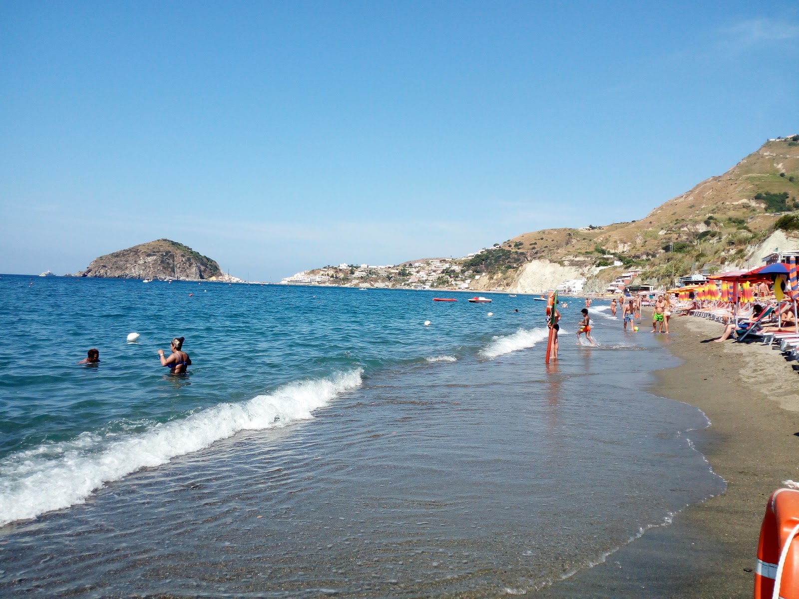 Foto di Spiaggia dei Maronti area del resort sulla spiaggia