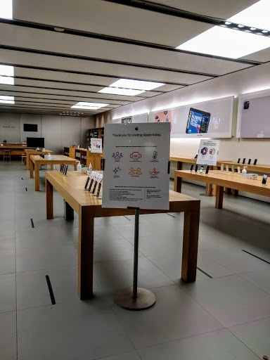 Computer Store «Apple Suburban Square», reviews and photos, 61 Saint James Pl, Ardmore, PA 19003, USA