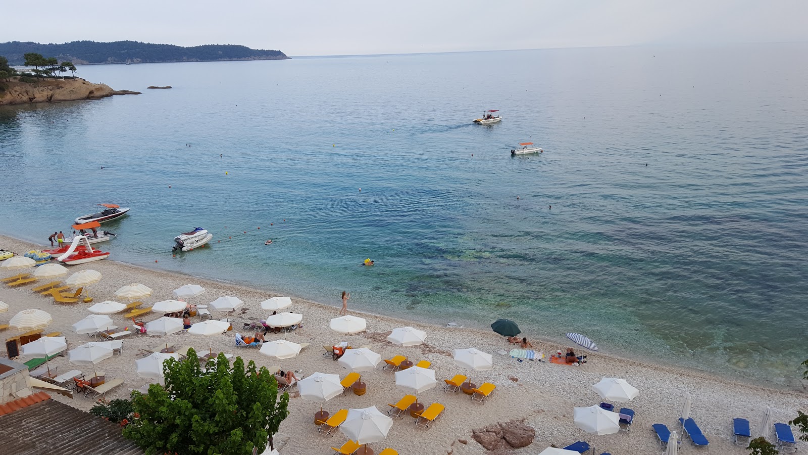 Φωτογραφία του Paralia Pefkari και η εγκατάσταση