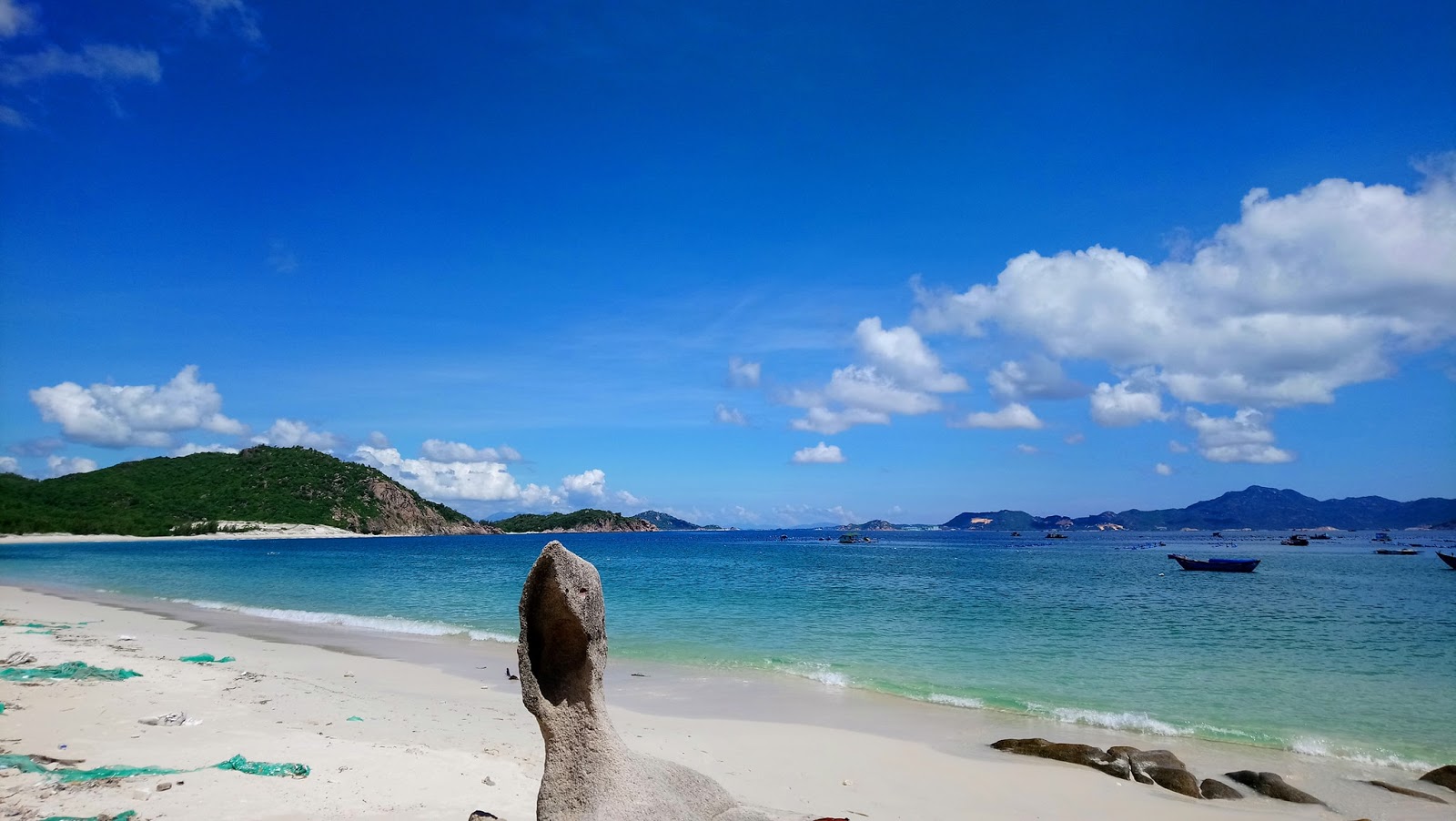 Foto di Con Beach Binh Lap con una superficie del sabbia pura bianca