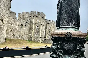 Queen Victoria Statue image