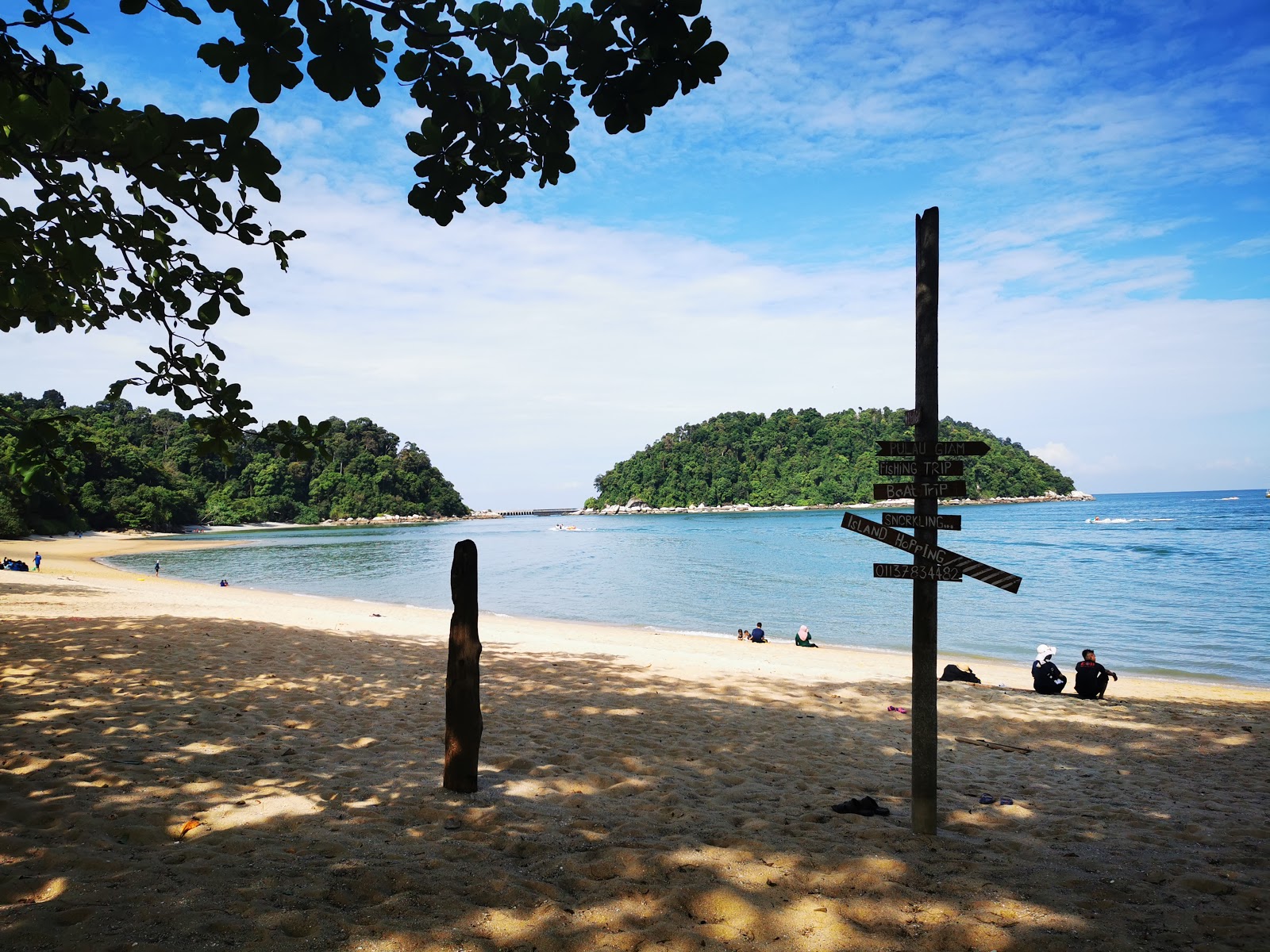 Foto von Teluk Nipah Beach mit viele geräumige buchten