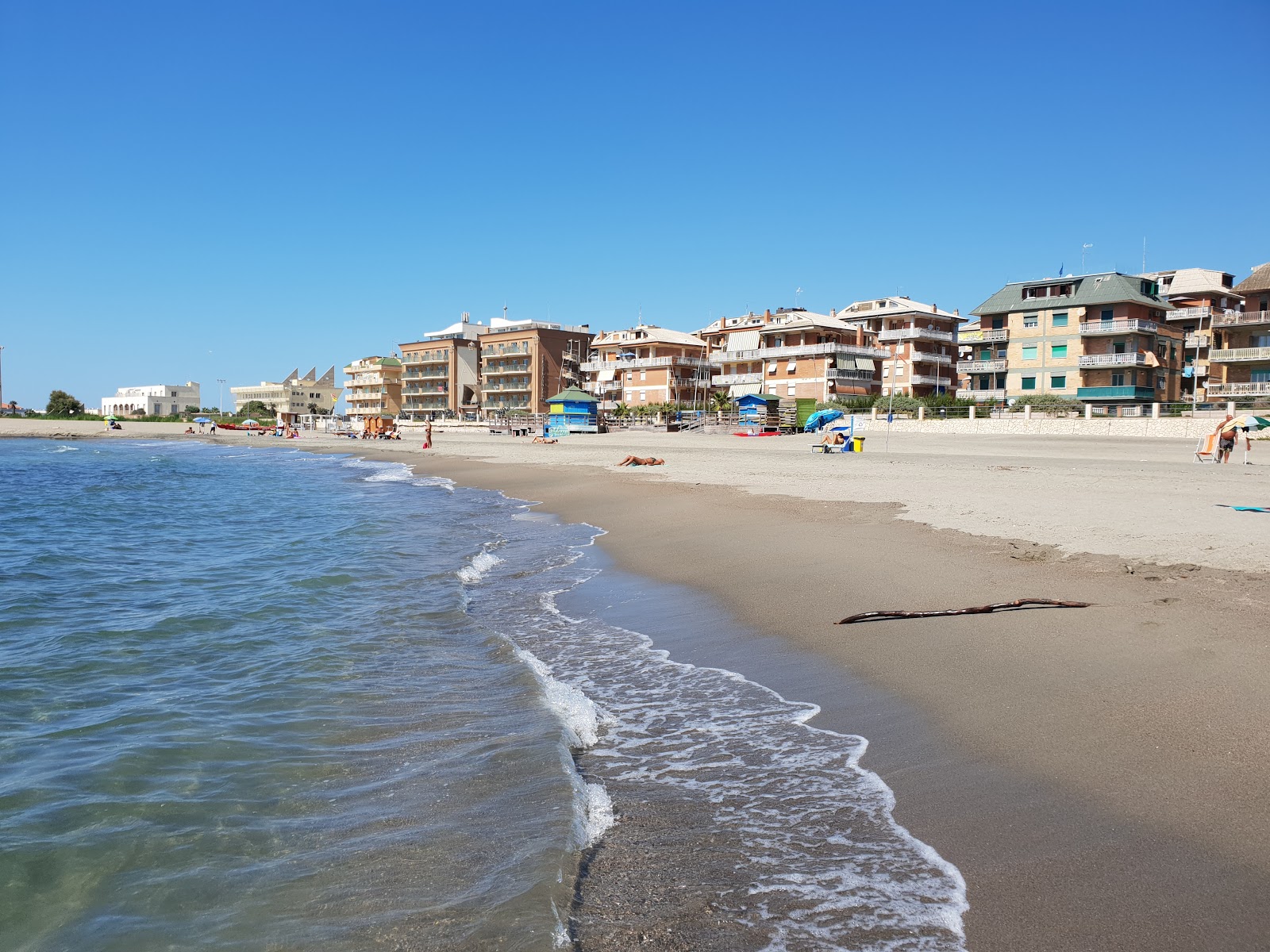 Ostia beach的照片 带有蓝色的水表面