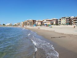 Photo de Ostia beach avec plusieurs baies longues