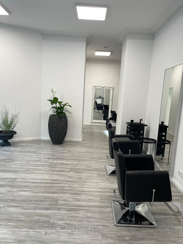 Damen- und Herrenfriseur Mona Hair & Wax BAR Wiesbaden