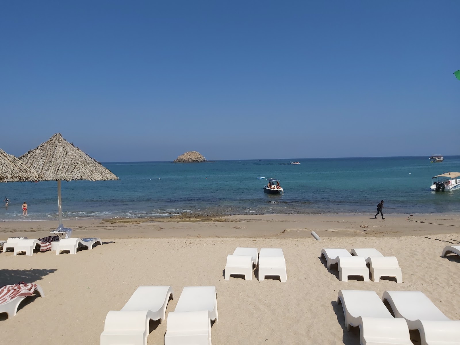 Φωτογραφία του Royal Beach Hotel με ευρύχωρη ακτή