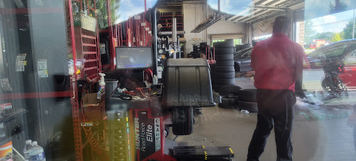 Tire Shop «Discount Tire Store - Louisville, KY», reviews and photos, 2131 S Hurstbourne Pkwy, Louisville, KY 40220, USA