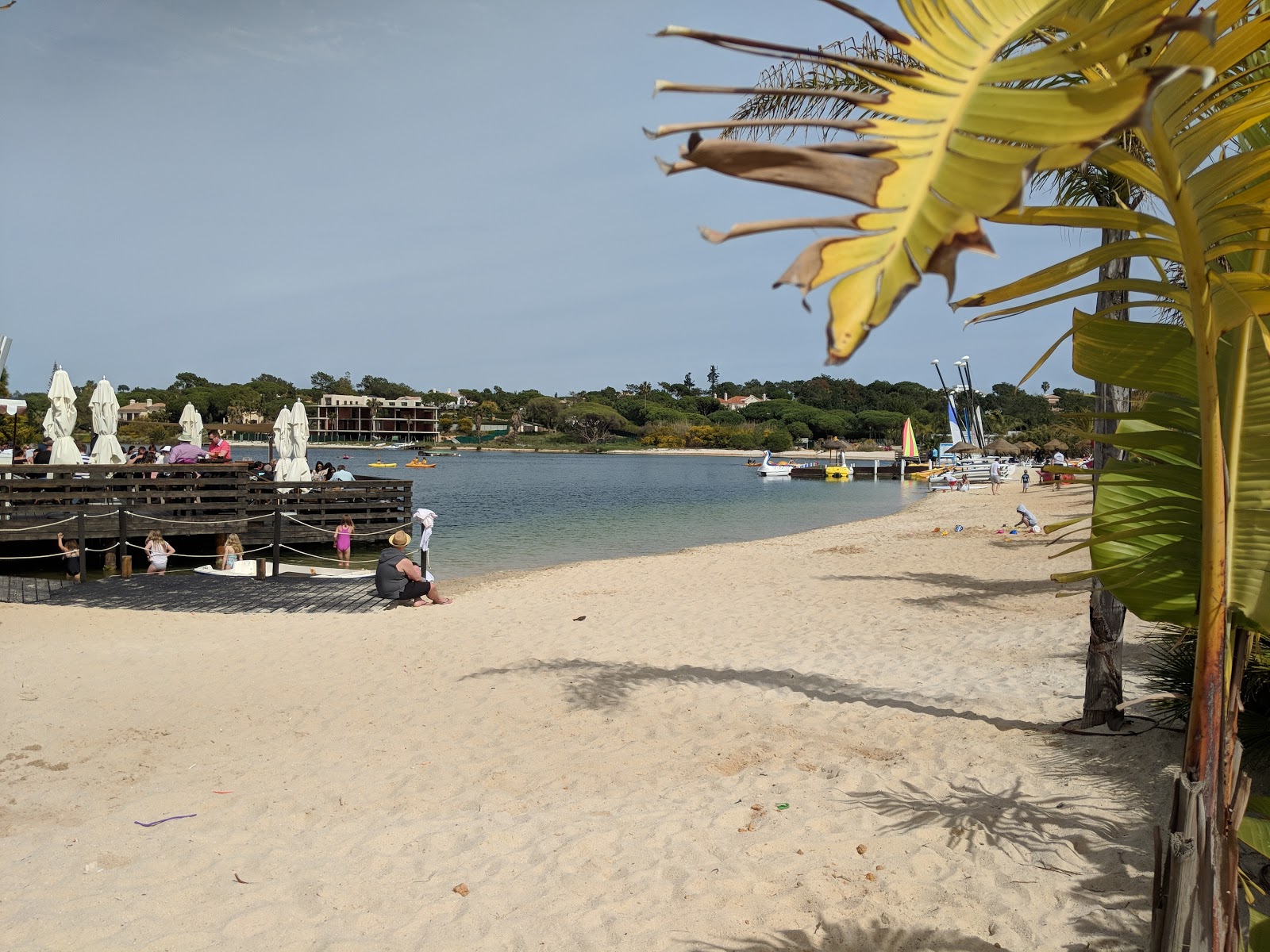 Fotografie cu Almansil Praia cu o suprafață de nisip beige