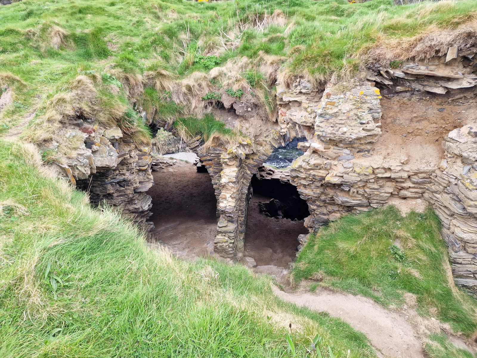 Foto de Findlater Castle Beach localizado em área natural