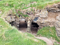 Foto von Findlater Castle Beach umgeben von Bergen