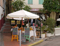 Atmosphère du Restaurant méditerranéen Le Petit Port à Menton - n°4