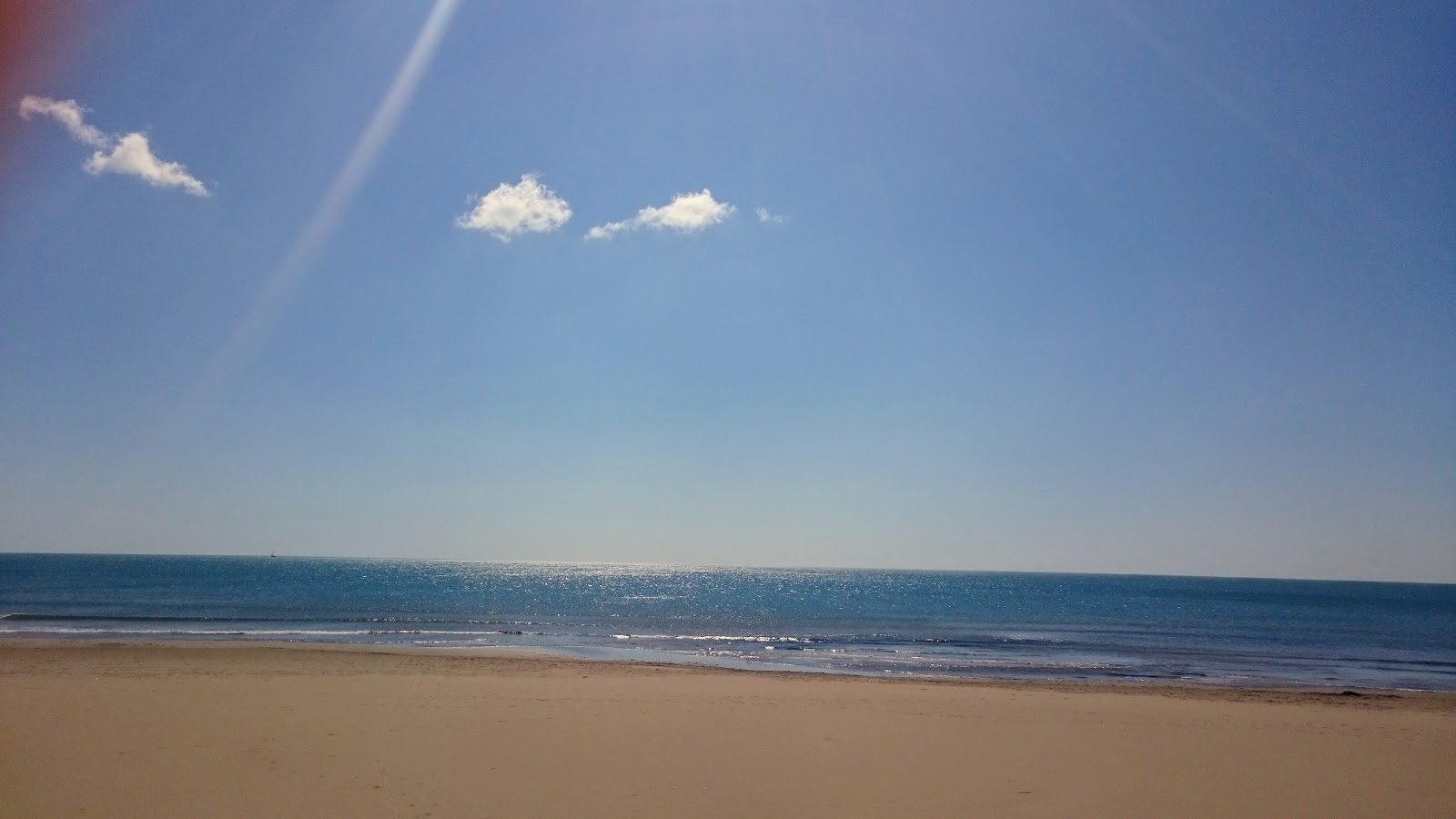 Photo de Plage de Mateille avec l'eau cristalline de surface