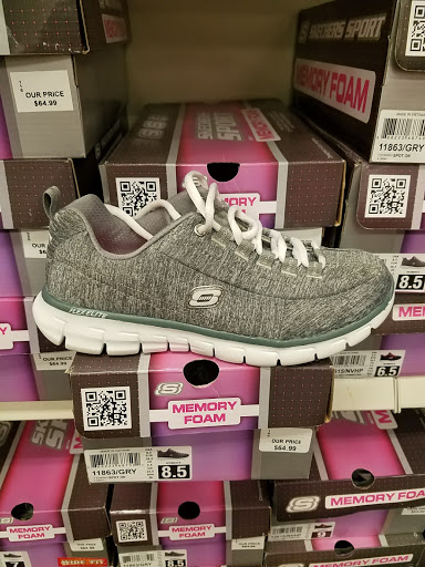 Shoe Store «Shoe Carnival», reviews and photos, 3800 Merle Hay Rd, Des Moines, IA 50310, USA