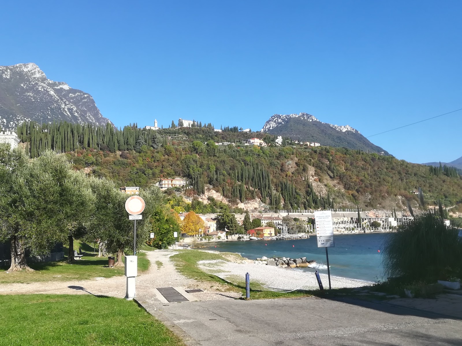 Foto av Beach Toscolano Maderno och dess vackra landskap