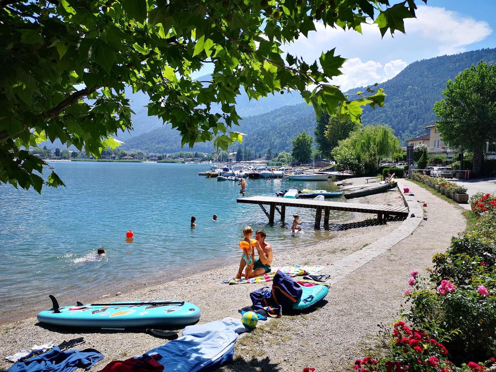 Foto von Penisola Verde Beach mit kleine, graue kiesel Oberfläche