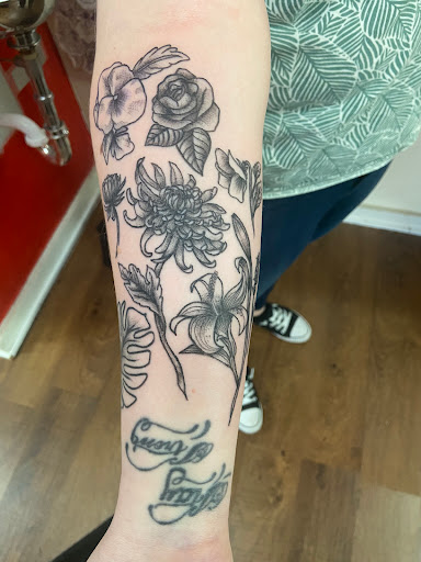 Tattoo Shop «La Vida Ink», reviews and photos, 4602 N Franklin Rd, Indianapolis, IN 46226, USA