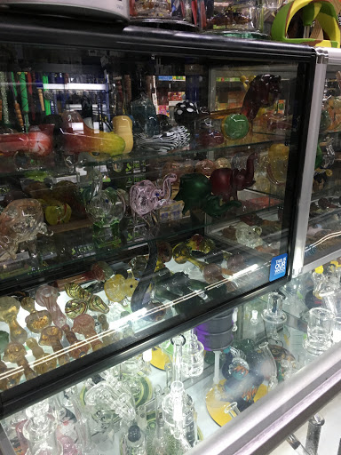 Vaporizer Store «Main Smoke Shop KC | Vape Shop», reviews and photos, 3429 Main St, Kansas City, MO 64111, USA