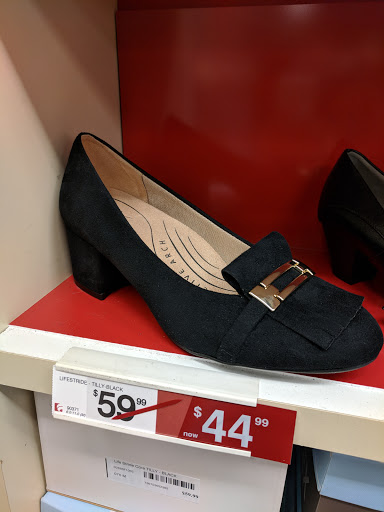 Shoe Store «Famous Footwear», reviews and photos, 40-24 College Point Blvd, Flushing, NY 11354, USA