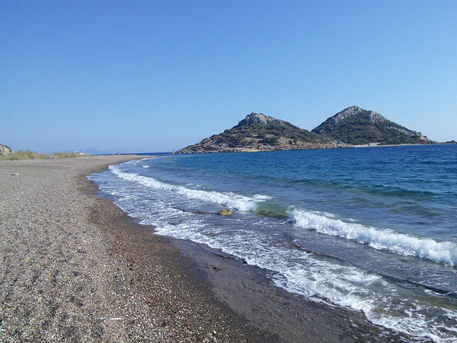 Perili beach II'in fotoğrafı gri ince çakıl taş yüzey ile