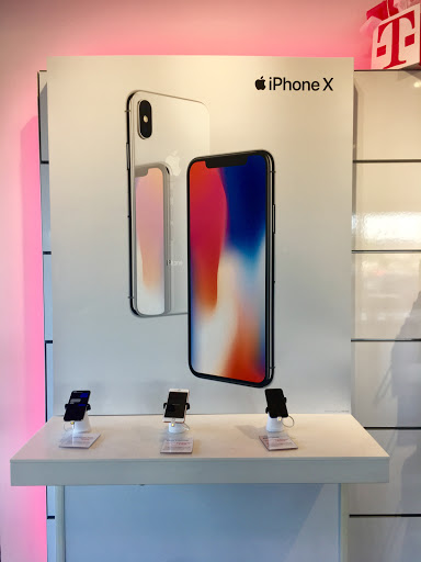 Cell Phone Store «T-Mobile», reviews and photos, 4830 Wilson Rd #200, Humble, TX 77396, USA