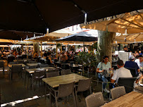 Atmosphère du Restaurant Des Voyageurs à Aigues-Mortes - n°2