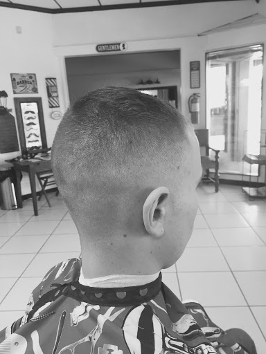 Barber Shop «LEGENDZ CLASSIC BARBER SHOP», reviews and photos, 207 N Center St, Arlington, TX 76011, USA