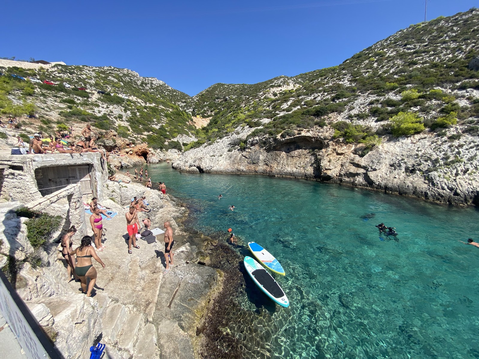 Zdjęcie Porto Limnionas Beach z powierzchnią utwardzona betonowa powierzchnia